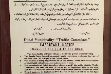 迪拜车辆靠右.jpg